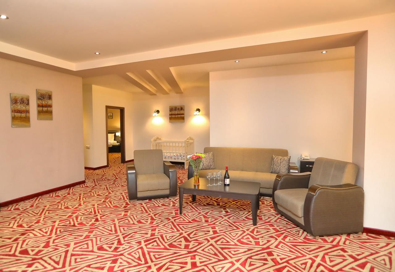 Отель Aghveran Ararat Resort Hotel Арзакан