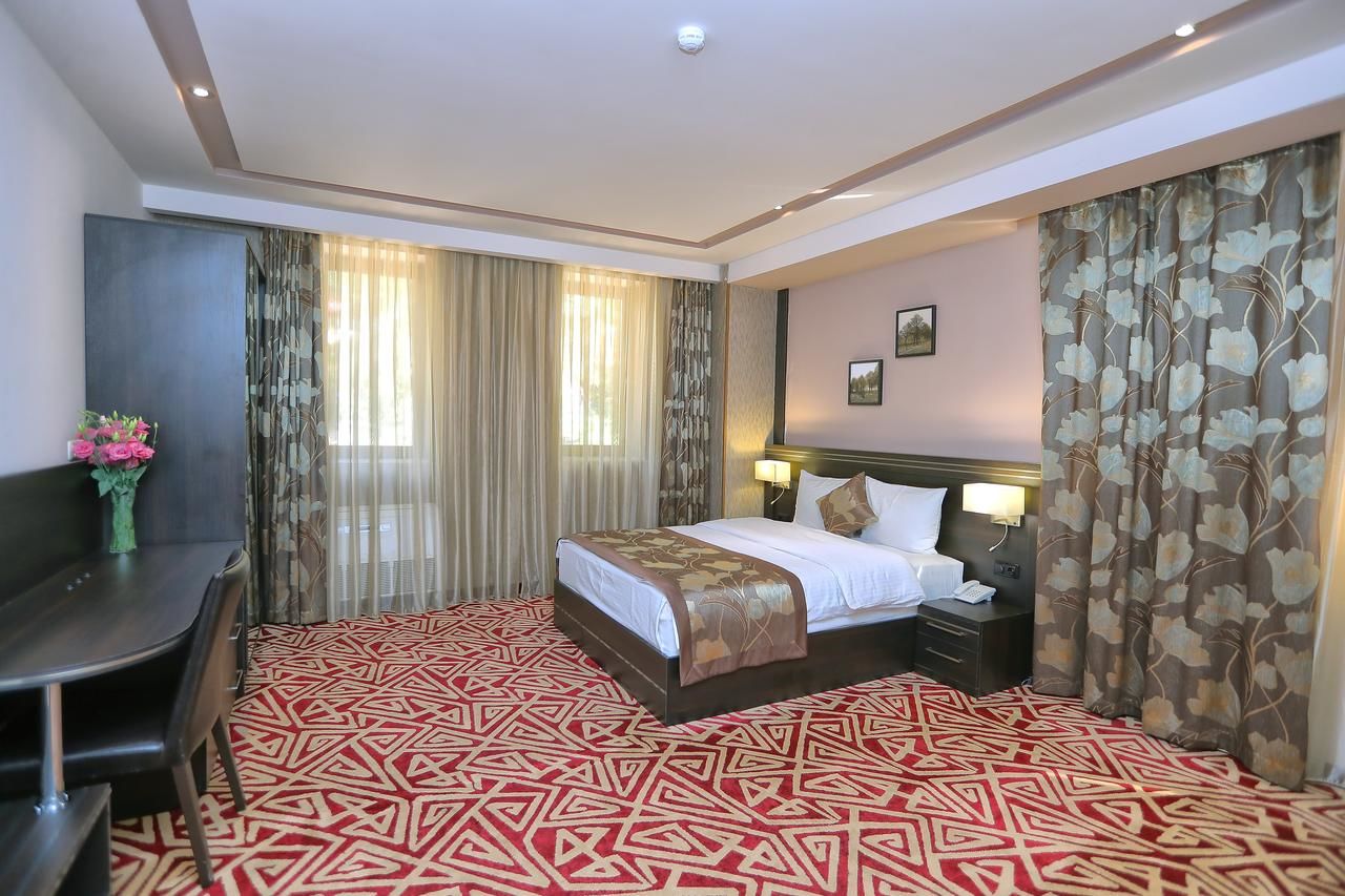 Отель Aghveran Ararat Resort Hotel Арзакан