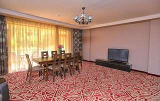 Отель Aghveran Ararat Resort Hotel Арзакан Семейный люкс-1